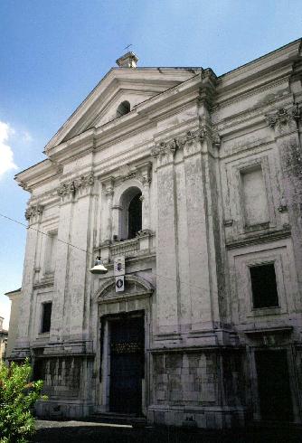 La facciata principale della cattedrale di San Paolo ad Aversa 