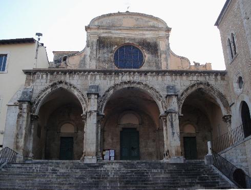 La facciata principale della cattedrale di Santa Maria Assunta