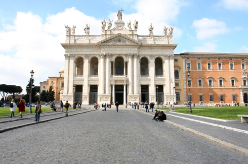 La facciata principale della Basilica del Santisssimo Salvatore e dei Santi Giovanni Battista ed Evangelista al Laterano