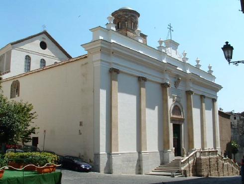 La facciata principale  e il sagrato della cattedrale di San Matteo  a  Salerno