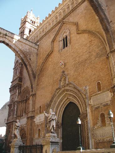 la facciata principale della cattedrale della Vergine Assunta a Palermo
