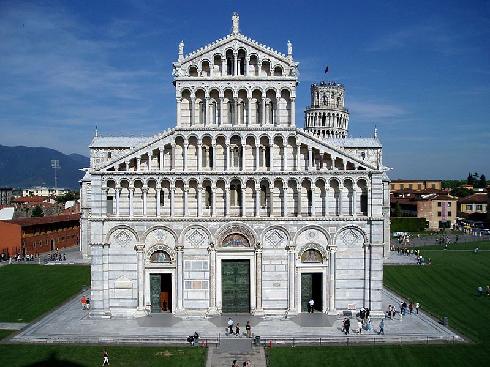 La facciata della cattedrale di Pisa