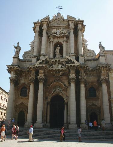 La facciata della cattedrale della Nativita’ di Maria a  Siracusa
