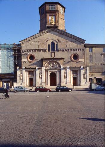 La facciata della cattedrale di Santa Maria Assunta  a Reggio Emilia