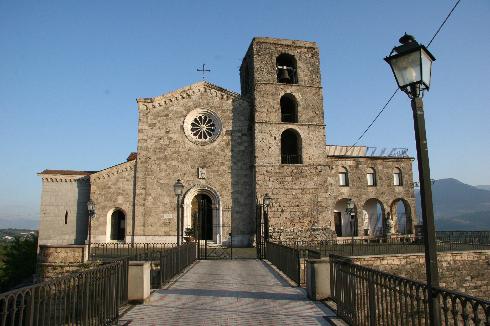 La facciata principale della cattedrale di San Bartolomeo Apostolo