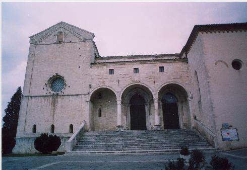 La facciata laterale della Chiesa di San Leopardo