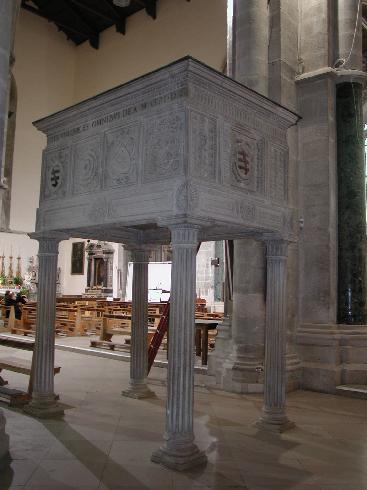 Il pulpito , ricavato da un monumento funebre del XVI sec. 