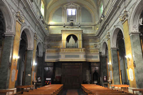 La navata centrale dall’altare con in primo piano la cantoria dell’organo 