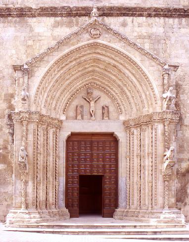 Il portale gotico della facciata principale