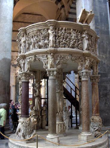 Il pulpito, opera di  G. Pisano,  1301 - 1310.