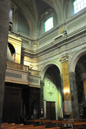 Dettaglio della navata centrale con la cantoria e l’organo 
