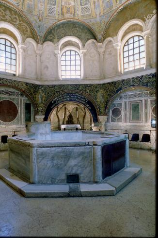 La vasca battesimale ottagonale conservata nelll'adiacente battistero. 