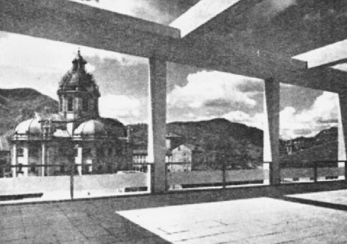 La cupola del Duomo comasco dalla terrazza della Casa del fascio
in una foto degli anni trenta del 19 sec.
