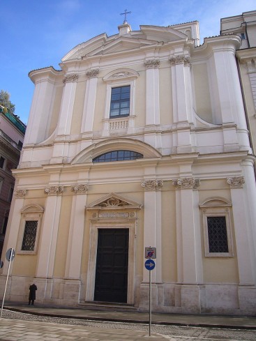  La facciata della Chiesa di Sant'Apollinare