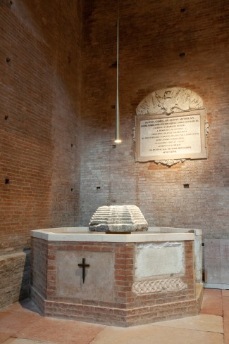  Il fonte battesimale di inizio Novecento, alla sinistra del portale.