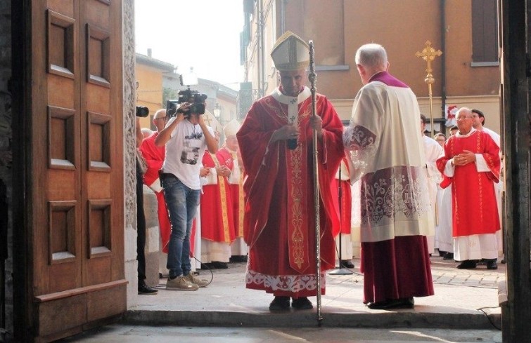  L'Arcivescovo-Abate Castellucci apre la Porta Santa.