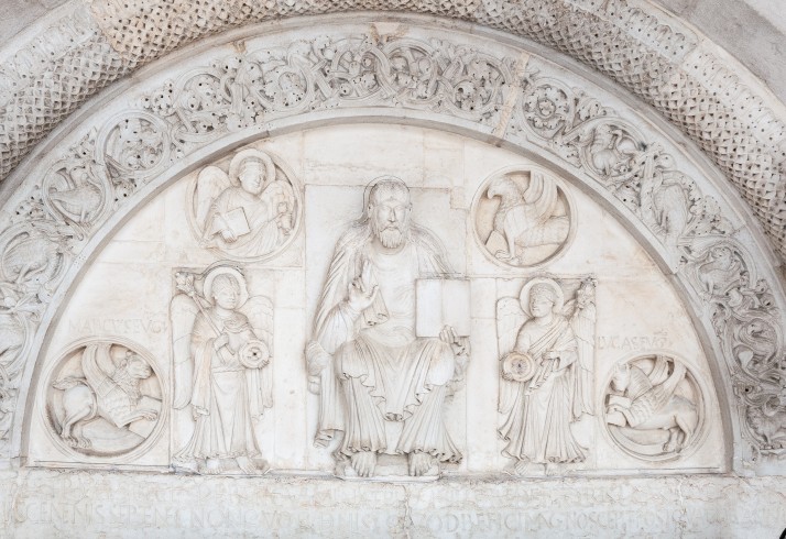  La lunetta del portale, attribuita con certezza a Wiligelmo, ci mostra Dio in trono, in atto benedicente, affiancato da due angeli e circondato dalle tradizionali raffigurazioni iconografiche dei 4 Evangelisti.