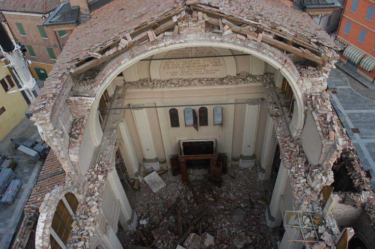  La Parrocchia di Sant' Egidio abate a Cavezzo. L'immagine dall'alto della parrocchiale, totalmente devastata dal  sisma.