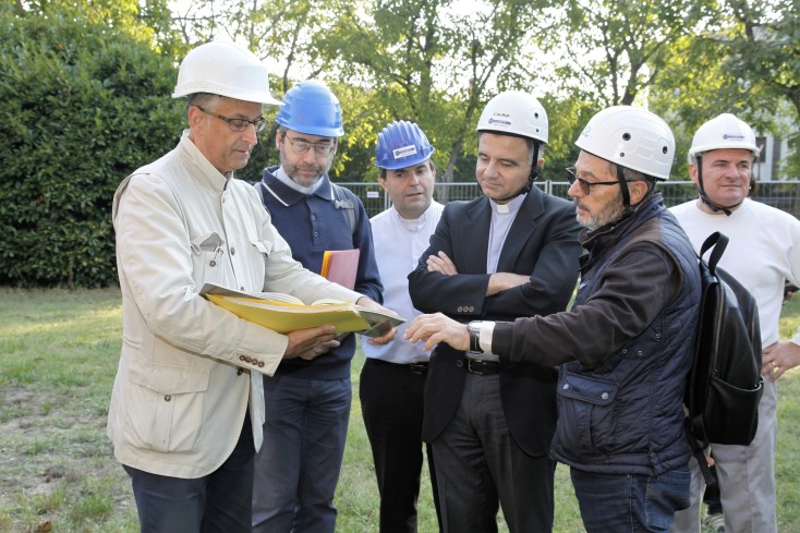  S.E. Erio Castellucci visita il procedere dei lavori del cantiere.