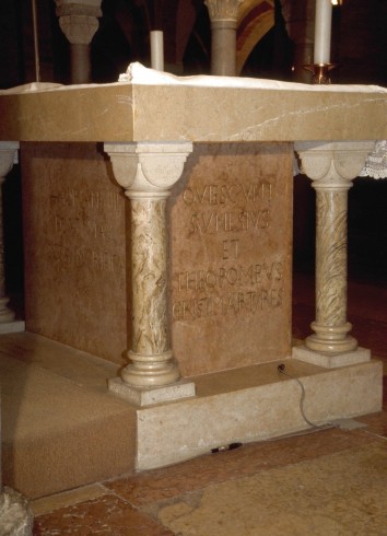  Nonantola, Chiesa abbaziale di San Silvestro, Altare della cripta.