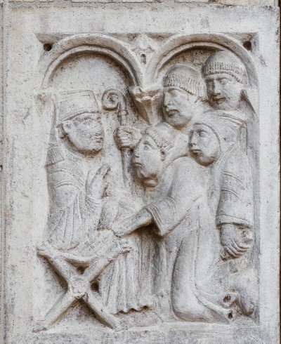  Formella a rilievo con Anselmo e i monaci, che chiedono al papa Adriano I il corpo di San Silvestro.
