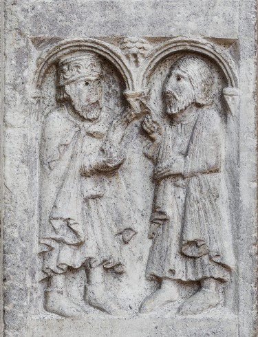  Formella a rilievo con Anselmo e re Astolfo in abiti nobiliari.