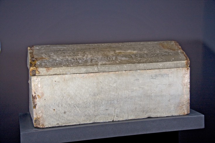  Sarcofago in cui furono conservate le spoglie di San Silvestro fino al secolo XV.