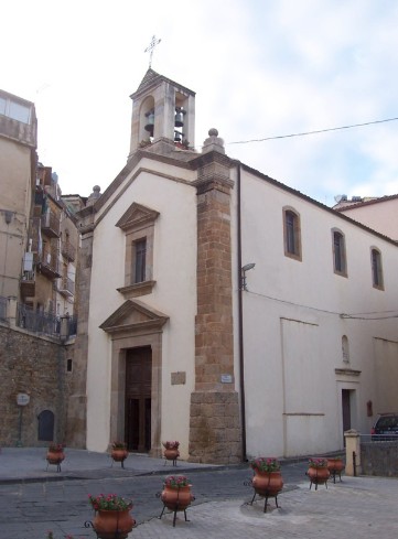  La facciata principale del Santuario di Maria Santissima del Ponte. 