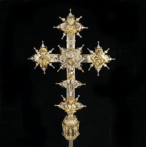  Croce processionale in lamina d’argento meglio nota come “croce di Ughetto”, disegnata da Pietro da Nova nel XIV secolo e realizzata da Pandolfo Lorenzoni da Vertova e altri orefici di area lombarda