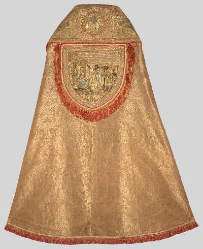  Piviale cinquecentesco detto “di san Vincenzo” in tessuto laminato con ricami in oro e argento filato e decorazioni ad acquerello, indossato dal Vescovo nelle celebrazioni principali.