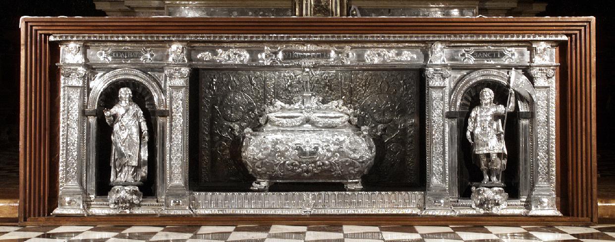  L’altare attuale, in legno, che permette di dare risalto al secentesco paliotto in argento e all’urna di S. Alessandro di Pietro Roberti