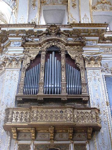  Organo realizzato da Felice Bossi nel 1842 e collocato nella cantoria sinistra