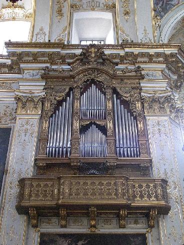  Organo costruito dall’organaro Pietro Corna nel 2009-2010 inglobando il vecchio organo della ditta Balbiani Vegezzi Bossi realizzato nel 1943 e già restaurato nel 1995