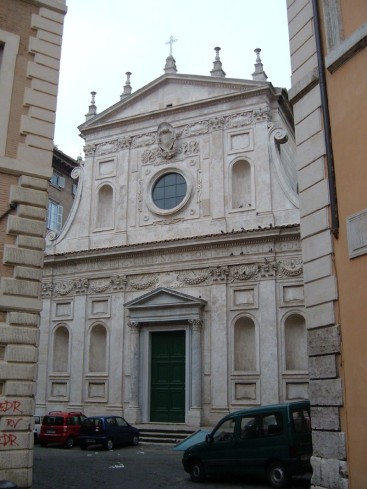  Facciata della Chiesa di Santa Caterina dei Funari nella via omonima. 