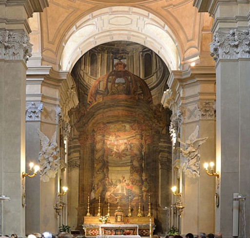  Altare sulla parete di fondo del presbiterio che ricorda l'architettura del baldacchino di San Pietro a Roma