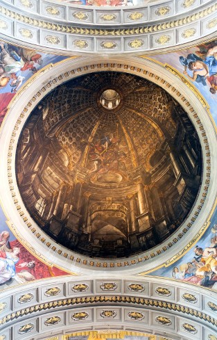  La cupola affrescata all'interno della Chiesa, progettata e affrescata da Andrea Pozzo. 