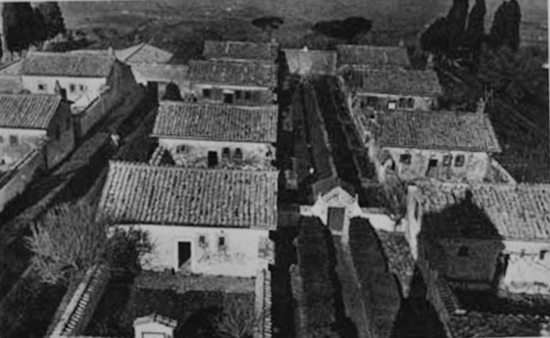  Vista dall'alto delle celle in una foto dei primi del 1900.
Archivio dell'Eremo