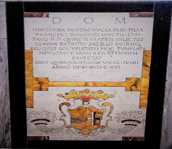  Lapide della tomba di Ortensia Santacroce Borghese, cognata di Paolo V, nella Sala Capitolare dell'Eremo (ex Cappella Santacroce)