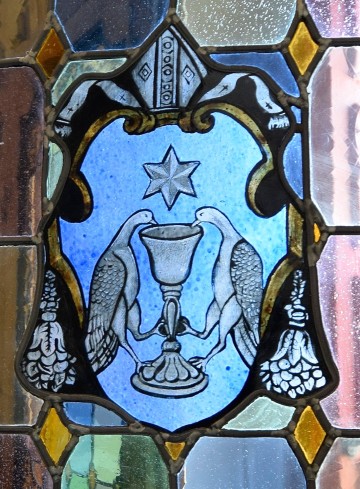  Vetrata raffigurante lo stemma degli Eremiti Camaldolesi, posta sulla porta interna della chiesa del Sacro Eremo Tuscolano