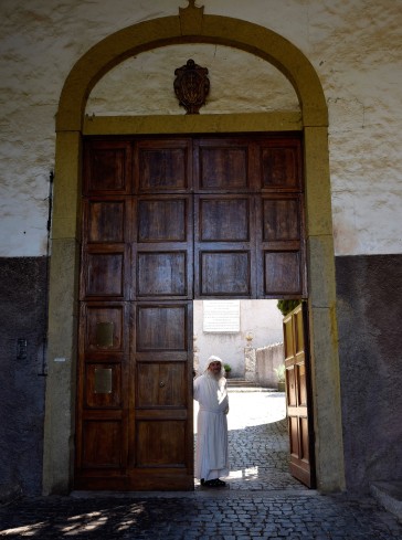  Portone d'ingresso dell'Eremo aperto dal monaco portinaio