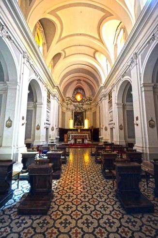 La navata unica della chiesa di San Romualdo vista dall'ingresso principale. Pavimentazione in maiolica bianca e blu con croci rosse, sec. XVIII