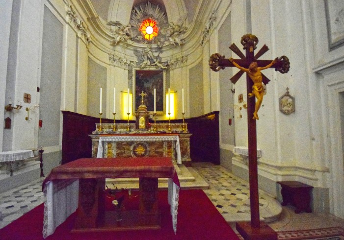  Altare: in alto il rosone simboleggiante lo Spirito Santo contornato da putti in stucco, con ai lati due angeli seduti sulla trabeazione, sec. XVIII