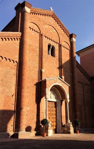 La facciata abbaziale a salienti, con protiro sporgente.