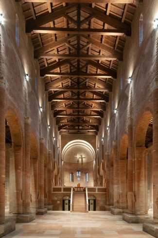Veduta dell'interno dell'abbazia dall'ingresso.