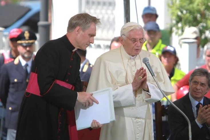 Papa Benedetto XVI in visita sui luoghi del sisma nel luglio 2012.