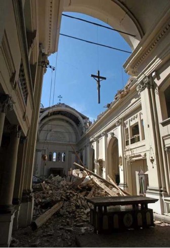  Sant' Egidio abate a Cavezzo - L'immagine degli ingenti danni visti dal presbiterio.