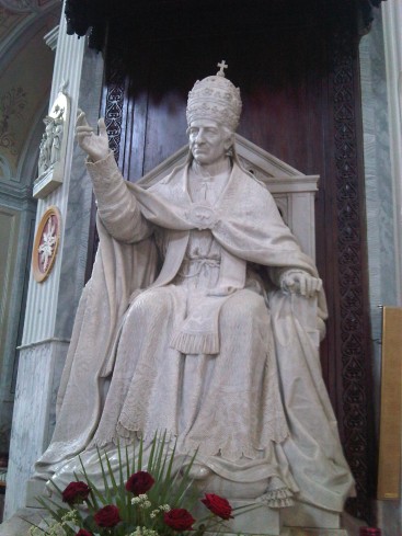  Statua marmorea di Leone XIII benedicente, opera di Giuseppe Luchetti (autore di altre identiche statue presenti a Roma, Perugia e New York).