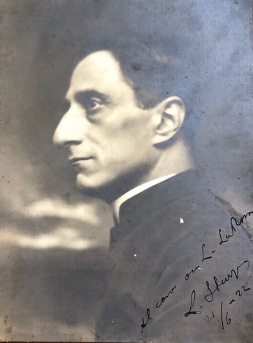  Foto di posa di don Luigi Sturzo con dedica all'amico Luigi De Rosa nel giorno del loro onomastico. 