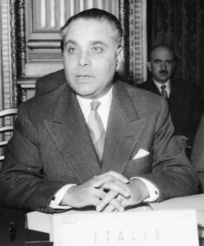  Bernardo Mattarella, padre del Presidente della Repubblica Sergio Mattarella, già nel 1943 invocava il rientro di Sturzo dall'esilio.
