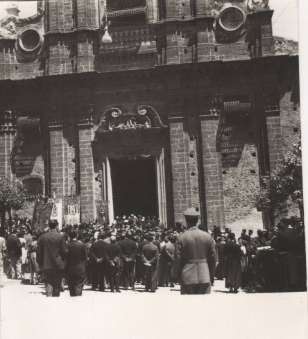  All'ingresso della chiesa del SS. Salvatore che custodisce il corpo di don Luigi Sturzo 